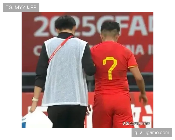 东亚杯激战正酣:日本队迎战劲敌,球迷热情助威点燃赛场 东亚杯激战正酣:日本队迎战劲敌,球迷热情助威点燃赛场